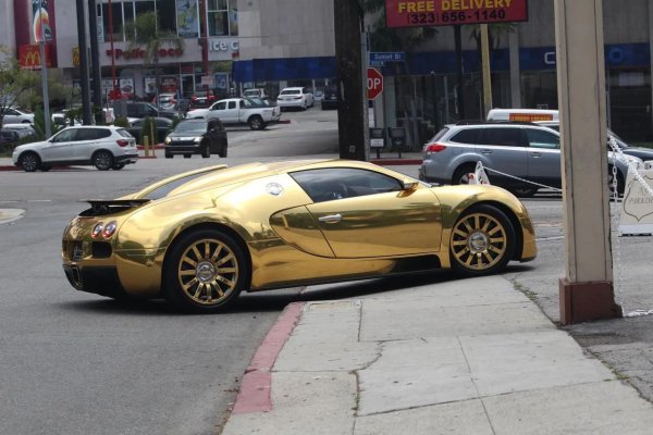 Някои хора мечтаят да притежават златен автомобил, който да блести под слънцето. Хромираните и златни покрития се превърнаха в отличителен белег на луксозните автомобили. Те отразяват всичко наоколо, привличат вниманието и създават "огледален" ефект.

Хромираните покрития се предлагат в различни нюанси - от сребристо до синьо и лилаво, но най-луксозният, разбира се, остава "златният" вариант. Такива покрития може да бъдат намерени върху спортни модели, като Lamborghini Aventador и Bugatti Veyron.
