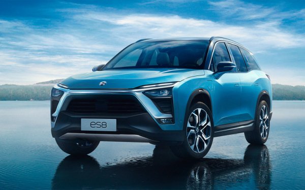 Големият кросоувър Nio ES8 се оценява от руски дилър на  125 150 евро, като не изглежда толкова помпозно колкото модела на Hongqi. В случая се залага на минималистичен дизайн, като идеята е автомобилът да се продава успешно в Европа. Салонът на кросоувъра може да бъде с 3 реда седалки, а най-интересната функция е &bdquo;асистент&ldquo;, който се намира на предния панел. Той се обръща с лице към водача и с мимики реагира на гласови команди.

Задвижването на Nio ES8 също е електрическо, като той е по-компактен и по-лек от Hongqi. Мощността му е 544 к.с., като ускорението от 0 до 100 км/ч стама за 4,4 секунди. Батерията с капацитет 100 кВт/ч осигурява пробег от 580 км. В гамата на Nio влизат още кросоувърите ES6 и EC6 (крос-купе), както и седан ET7. 
