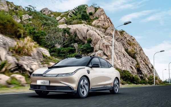 Флагманският седан на китайската компания с германско име и инженерна помощ от фирмата Isdera дебютира през есента на 2021 г. Неговите създателите залагат на високите технологии, като сред тях е автопилот от четвърто ниво. Заради него върху каросерията са поставени камери и лиздари, за чиято работа отговаря мощен процесор  NVidia Orin-X, изпълняващ зо 254 трилиона операзии в секунда.

Техническите характеристики на модела все още не са обявени, известно е само, че пробегът му е около 700 км. Самата компания Weltmeister произвежда автомобили от 2019 г., като в нейната гама влизат три кросоувъра и един седан, а общият тираж на всички е 5000 бройки на месец. Най-скъпият модел на бранда е кросоувърът EX5, който струва 45 500 евро.
