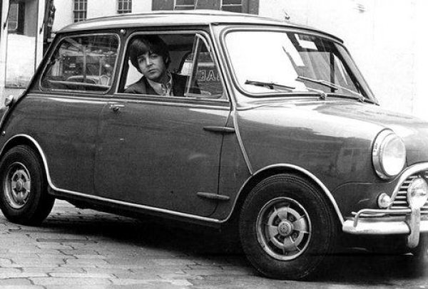 Пол Маккартни в личното си Mini. И четиримата от The Beatles караха малкото автомобилче, макар да имаха и Ролс-Ройси