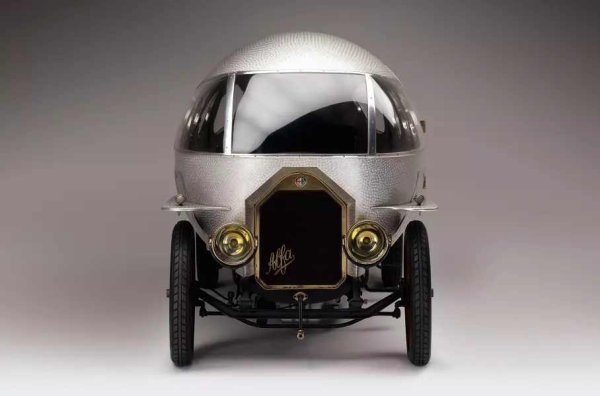 Името на прототипа говори само за себе си - това е над век изследвания по темата за аеродинамиката. Трябва да се отбележи, че те са доста ефективни: благодарение на формата, специалният 40/60HP се оказва пъргав. Ако оригиналът с четирицилиндровия гигант с обем от 6,1 литра развива 70 к.с. и максимална скорост от 125 км/ч, то Aerodinamica върви рамо до рамо със състезателната версия и изстисква цели 139 км/ч.
