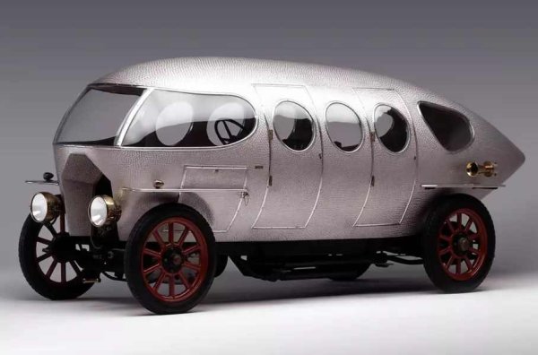 Фирменият музей в Милано е дом на зашеметяващ експонат - торпедо с илюминатори на колела. То се появява отдавна, когато марката Alfa Romeo като такава все още не съществува и компанията се казва ALFA (Anonima Lombarda Fabbrica Automobili). Това чудо е направено от ателието Carrozzeria Castagna от спортния автомобил 40/60 HP по поръчка на местния граф Марио Рикоти. Не е ли идеалният автомобил за пикник на стиймпънк семейство?
