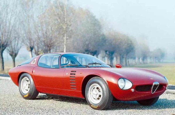 Кой каза, че биодизайнът е феномен от деветдесетте? Вижте красивото "кенгуру" (така се превежда canguro от италиански) на Джорджето Джуджаро. По това време маестрото работи в Bertone. Скоро след раждането на концепцията, той се мести в Ghia, а след това създава собствената каросерия Italdesign. Canguro е базиран на лимитирания спортен автомобил Alfa Romeo Giulia TZ (Tubolare Zagato, 112 бройки) с автограф на дизайнера Ерколе Спада от Zagato.
