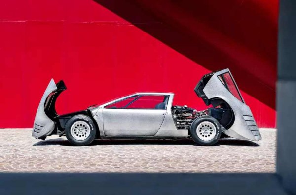 Iguana е първата Alfa Romeo, проектирана от Джуджаро в Italdesign. Както и първият концептуален автомобил, базиран на 33 Stradale, който разполага с обикновени врати, а не с повдигащи се. Този детайл засилва усещането за готовност за дребносерийно производство, до което колата така и не достига.

Не минава и без иновативни идеи. Като интегрирания спойлер между плоскостите в задната част и стъкления купол на салона, който прави интериора светъл и просторен. Ако външният вид на Iguana ви се стори подозрително познат, не е без причина. Мотивите на предната част са използвани за Maserati Merak и Bora, а профилът на задната част и светлините са частично въплътени в Alfa Romeo Alfetta GT.
