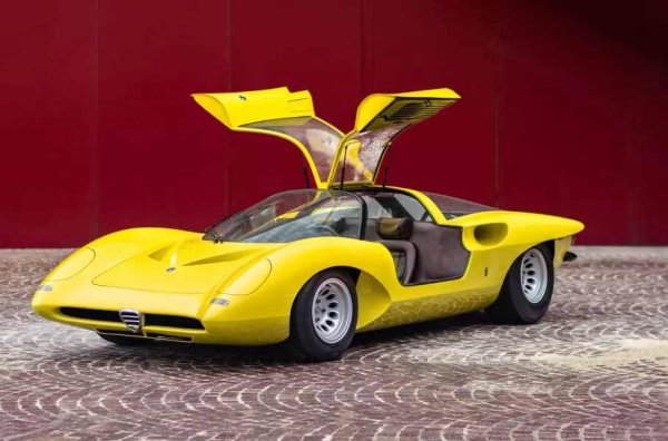 На фона на строгата Iguana, лимоненожълтата суперкола на Леонардо Фиораванти (Pininfarina) е космически пришълец и мечта за феновете на високите скорости. Мислите ли, че дизайнерът просто е сънувал колата и веднага след като се е събудил, я е скицирал с няколко щриха? Не точно. 33/2 Coupe Speciale до голяма степен повтаря концепцията Ferrari 250 P5, представена година по-рано. Идеята е по същество същата, но изпълнението е по-диво и по-щуро.
