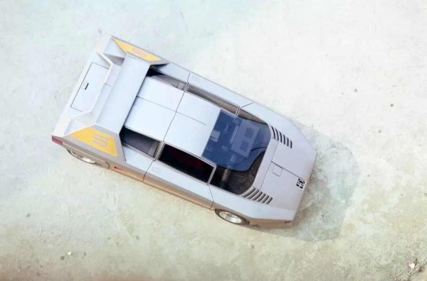 Концепцията с името на северноамериканското индианско племе трудно може да се нарече красива или елегантна, но нивото ѝ на екстравагантност е извън всякаква форма! Липсват само крила и дюза на реактивен двигател. Обърнете внимание на фаровете - те не се простират отгоре, а са разположени отстрани.
