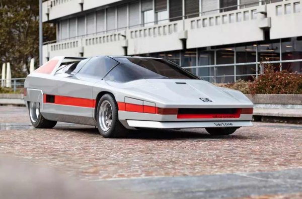 Последната интерпретация на 33 Stradale е пусната години след края на кариерата на донора. Става така, че концепциите от онази епоха често се сравняват с космически кораби. Знаем, че научнофантастичните аналогии са доста скучни, но в случая с Navajo не може без тях. Творческите търсения отвеждат Bertone някъде в самия център на Млечния път, няма друг начин!
