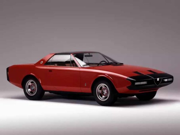 Строгата и елегантна тарга от Pininfarina изглежда почти готова за поточната линия. И наистина е - тя намеква за наследника на Duetto Spider и е своеобразно стилистично упражнение по темата за новите американски правила за безопасност за открити модели. Брилянтно упражнение! Профилът е перфектен за получаване на истинско естетическо удоволствие. Оценете линията на капака, преминаваща в предното стъкло, и идеалните пропорции!
