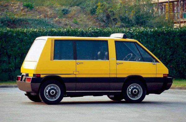 New York Taxi е много компактен ван за петима души с добре обмислен и функционален интериор. На пътя заема 30% по-малко място от тежкия New York Cab, без да се жертва вътрешното пространство. Дължината е 4054 мм, а междуосието - 2299 мм. Всички седалки са оборудвани с облегалки за глава, предпазни колани и подлакътници. Особено внимание е обърнато на възрастните хора и тези с увреждания - задната дясна врата се плъзга настрани, предвидена е също така рампа за детски и инвалидни колички.
