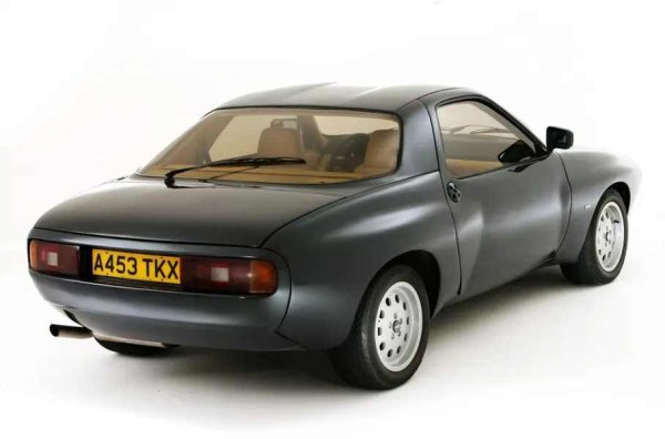 Zeta 6 понякога е обвинявана, че донякъде прилича на Porsche 928 и не може да се каже, че тези твърдения са напълно безпочвени. Концепцията наистина прилича малко на германското купе с разширенията на калниците и отворите за страничните прозорци.
