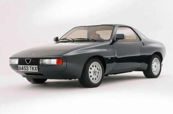 На автомобилното изложение в Женева през 1983 година, Zagato и Bertone се впускат в "творческа препирня" за хипотетични гранд туръри Alfa Romeo. Проектът на Zagato е създаден върху платформата на инженерно сложния спортен автомобил Alfetta GTV6 - под капака е 2,5-литров V6, скоростната кутия е разположена на задния мост (схема transaxle), задното окачване е De Dion.
