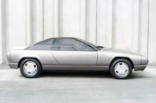 Женевската концепция на Bertone заимства платформата на седана Alfa Romeo 6, междуосието е идентично с това на донора (2600 мм). Двигателят е V6 Busso с обем 2,5 литра и мощност 158 к.с. Техническите детайли обаче са от второстепенно значение тук. Идеята е много по-важна - гран-туризмо с изчистени линии и лаконичен футуризъм, модерен по това време.
