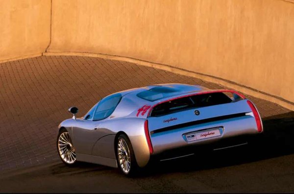 Странен съюз на минало и бъдеще - така може да се опише Scighera (в превод от италиански - мъгла). Предното стъкло в стил състезателна Alfa от 50-60-те години хармонично се вписва в образа с очевидно влияние на болидите от Формула 1. Друга особеност са вратите от две половини, своеобразна комбинация от обикновена и повдигаща се половини в покрива.

Анатомията е със средно разположен двигател, но шасито използва компоненти от седана Alfa Romeo 164 с предно задвижване и неговия трилитров V6, напомпан от два турбокомпресора до 406 к.с. Скоростната кутия е шестстепенна секвенциална, задвижването на всички колела е споделено с Alfa Romeo 155. Колата едва усеща собственото си тегло от 1447 кг. Ускорението до 100 км/ч става за 4 сек, а максималната скорост е 299 км/ч.