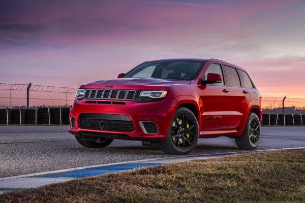 Семейно возило с 707 конски сили не е особено разумна идея, но с Trackhawk FCA смело скочи в дълбоките води. Все пак, защо светът да няма нужда от версията на луксозен SUV с тази мощност? Trackhawk е абсолютна ненужна лудост, но затова хората го харесват.
