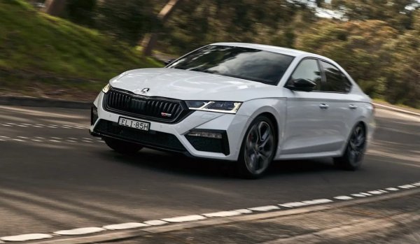 Производството на Skoda понесе два удара: недостиг на чипове и проблем с кабелите, които се доставяха основно от Украйна. В последните два месеца обаче положението започна да се подобрява. Спадът спрямо 2021 е 15%. 
Най-продавани модели: 
Octavia - 86 618
Fabia - 65 759
Kamiq - 54 124
Kodiaq - 50 834
Karoq - 48 941
Enyaq iV - 36 120
Superb - 32 929
Scala - 25 118