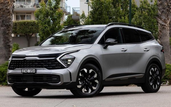 Най-големият печеливш в Европа тази година - със 7.2% ръст спрямо миналата и с трайно навлизане в Топ 10, където корейците никога преди не се бяха озовавали. Заслугата е основно на кросоувърите в гамата. 
Най-продавани модели:
Sportage - 105 108
Niro - 61 756
Ceed - 54 415
Stonic - 40 848
Xceed - 40 503
Picanto - 39 095
Rio - 26 564
EV6 - 22 267
ProCeed - 9924
Sorento - 8711
Soul - 3977
Stinger - 685