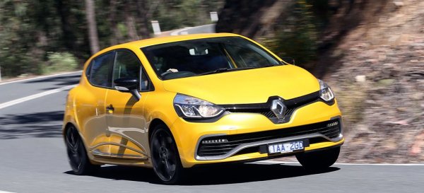 Четвъртата генерация на Clio ни донесе Clio RS с 1,6-литров турбо мотор и разочароваща автоматична трансмисия. По-късно недостатъците на модела бяха коригирани и Clio RS си върна динамиката, но запази по-меките настройки в сравнение с предшественика си.