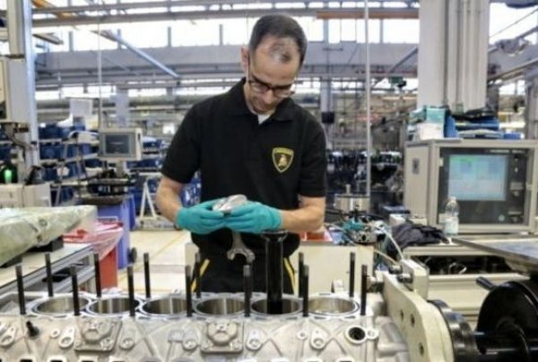 Мнозина вече си мислят, че роботите са иззели всички функци на хората и произвеждат всички детайли за автомобилите. Това обаче се отнася предимно за масовите модели. Колкото по-скъпа и по-луксозна е една кола, толкова по-голяма вероятност има за всеки дребен детайл да се грижат хората. Всички агрегати на  Lamborghini се правят на ръка, като дори на тях се поставя табелка с името на човека, който ги е сглобявал.
