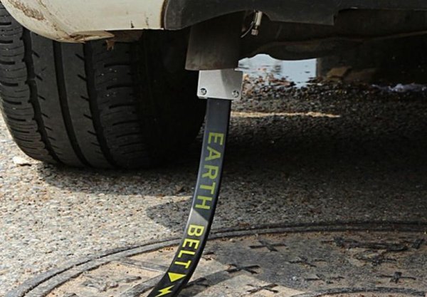 Сред шофьорите някак си се подразбира, че съвременните гуми не натрупват статично електричество по време на шофиране. Въпреки че в зората на развитието на автомобилната индустрия, поради "статичността" на колелата, имаше много пожари. С течение на времето този проблем станаха все по-редки. Но в модерните колела, те се завръщат. Развитието на технологиите принуди производителите на гуми да използват определен процент електропроводими сажди в каучука, за да намалят теглото на гумите. И сега пак гумите "генерират ток" в движение. За да се избегнат проблемите, причинени от това обстоятелство, в дизайна на колелата се появиха участъци от специална гума, отговорна за заземяването.