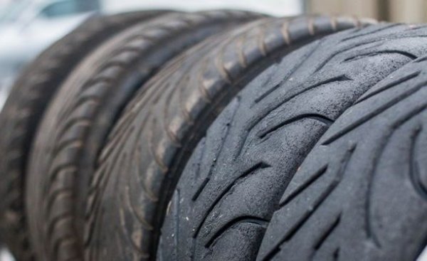 Собствениците на автомобили, когато се сблъскат с описанието на съставите на каучуковите смеси за гуми, често възприемат споменаването на органични масла и други странни съставки с голям скептицизъм. Ние неволно третираме такава информация като поредния рекламен трик. Междувременно някои производители всъщност добавят към състава на каучуковата смес, например различни цитрусови масла. Въпросът тук не е в борбата за по-чиста околна среда, а във факта, че благодарение на тези естествени съединения, вискозитетът на гумата на протектора се нормализира при прегряване в движение. А силициевите съединения подобряват и сцеплението на колелото на мокри пътища и лед.