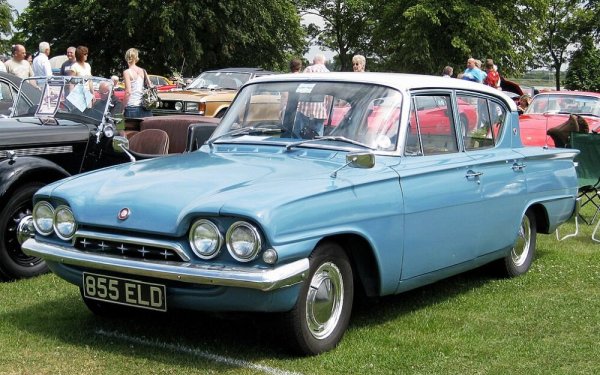 Неизвестен преди като производител на автомобили със смел дизайн, Ford предизвика ужас, когато представи Consul Classic на британския пазар през 1961 г. Силно повлиян от стилистичните тенденции в САЩ, Consul Classic имаше четворни фарове и обратно наклонено задно стъкло. Последният беше използван за Anglia от 1959 г., но изглеждаше много по-необичаен на по-големия модел.

Версия купе, наречена Consul Capri, имаше по-конвенционален заден прозорец, но въпреки това изглеждаше много странно. Подобно на Consul Classic, това беше провал в продажбите - до Коледа на 1964 г. и двете коли бяха спрени от производство.