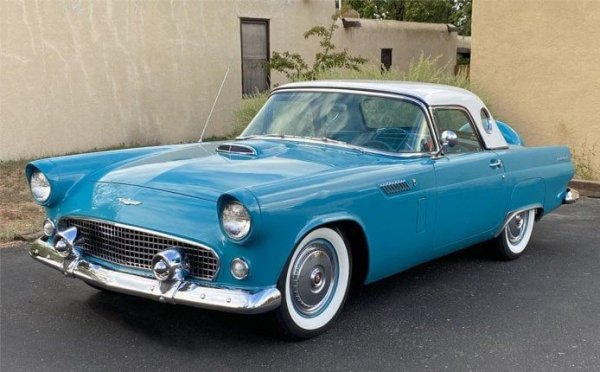 Класическите Thunderbird са може би тези, произведени преди 1970 г. Ford запази името в продължение на десет поколения до 1997 г., след което го върна за единадесето през 2002 г. Това беше единственият Thunderbird с ретро стил и първият от моделната година 1957 с двуместна трансформируема каросерия.

Форматът, който работеше преди създаването на Beach Boys, беше по-малко успешен след паузата на Spice Girls. Въпреки че беше популярен през първата си година (2002 г.) продажбите на новия Thunderbird паднаха драстично след това и Ford го отказа в края на 2005 г.