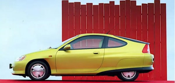 Хибридните автомобили са толкова често срещани в наши дни, че става трудно да си спомним, че някога са били смятани за почти странни. Дори по хибридните стандарти от 1990 г. първото поколение на Honda Insight беше много чудато. Това отчасти се дължи на факта, че Honda прецени, че се нуждае от цялата аеродинамична помощ, която може да получи. Формата на тялото беше особено отличителна, докато обтекателите на задните колела помагаха на въздуха да преминава с минимални смущения.