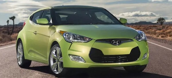 Hyundai Coupe/Tiburon беше атрактивен, но като цяло конвенционален спортен автомобил, освен когато Hyundai му направи странен фейслифт по време на първото поколение. Беше индиректно заменен, след тригодишна пауза от Veloster, който изобщо не беше конвенционален. Най-известната характеристика на първото поколение Veloster беше фактът, че имаше три врати, две от едната страна и една от другата. За разлика от MINI с Clubman (2007-2014 г.) Hyundai разработи две каросерии, така че двойните врати винаги да са от страната на тротоара на автомобила както на пазарите с ляв, така и с десен волан.