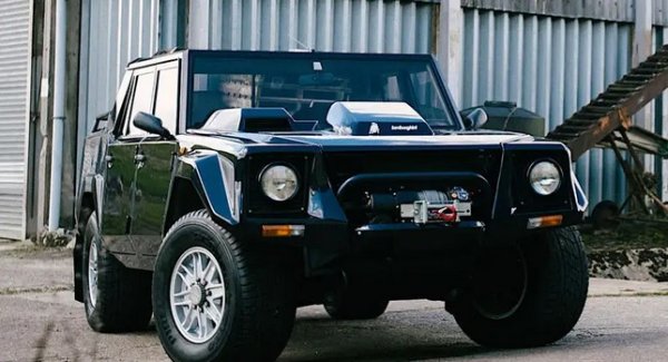 Днешният Lamborghini Urus е един от няколкото луксозни SUV с висока производителност, пуснати в продажба през последното десетилетие. Следователно той е много по-част от тенденция, отколкото LM002, един от няколкото много мощни офроуд камиона, създадени от Lamborghini в миналото, и единственият, който влиза в производство.

Особено ъгловата му каросерия криеше голям V12 двигател, който задвижваше четирите колела. Меко казано, това не беше точно нещото, което Land Rover създаваше по това време. Ако офроуд камион изглежда странно нещо за производител на спортни автомобили, не забравяйте, че Lamborghini първоначално произвежда селскостопански трактори.