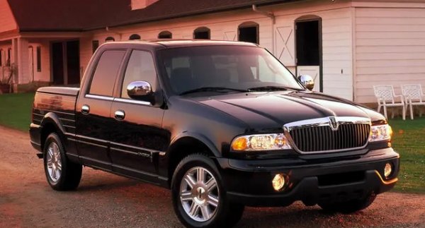 По това време изглеждаше добра идея луксозната марка на Ford да създаде пикап. Lincoln Blackwood е свързан със съвременния Ford F-Series и е пълен с луксозни функции. Американската общественост едва се замисли. Blackwood се продава само през моделната 2002 г. в САЩ и до 2003 г. в Мексико.

По някакъв начин GM успя там, където Ford се провали. Cadillac Escalade EXT, подобен по концепция на Blackwood, е произвеждан в две поколения от 2002 г. до 2013 г. - наистина твърде успешен, всъщност, за да бъде смятан някога за чудак.