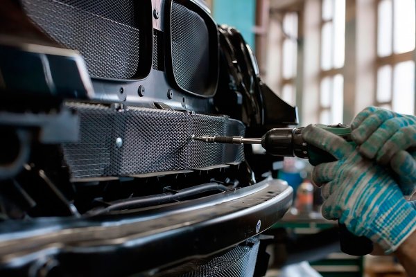 Това е вярно, но донякъде, тъй като поставянето на тази мрежа може да има сериозни последствия. Тя бързо се задръства и намалява обема на въздуха, който пропуска дори при движение с високи скорости. В резултат на това системата за охлаждане е поставена под голяма натоварване и често включва вентилатора, който в крайна сметка се поврежда, а това води и до прегряване на мотора.

Освен това, тази мрежа не спасява от плах, пясък и реагентите по пътя. Така или иначе радиаторът, дори при наличието на такава мрежа, трябва да се почиства редовно.
