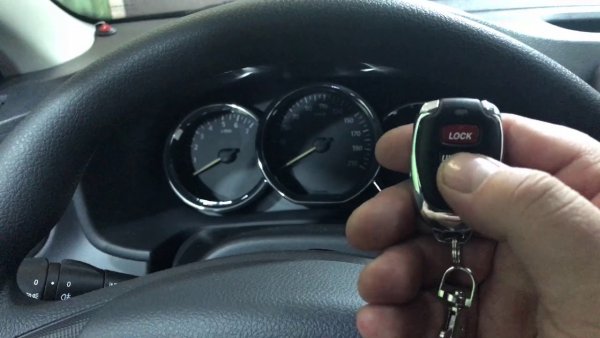 Второ, при автоматичното стартиране на двигателя собственикът рискува да се сблъска с различни промени. Сред тях, например, е замръзване на спирачните дискове в студените месеци от годината. Това се дължи на факта, че за да се използва тази система, автомобилът трябва задължително да е задействана ръчната спирачка. В противен случай двигателят не може да бъде стартиран.

Друг сериозен риск е възможността за кражба на автомобила. Работата е там,  че поставянето на система за автоматично стартиране изключва стандартния имобилайзер, а това допълнително улеснява крадците.
