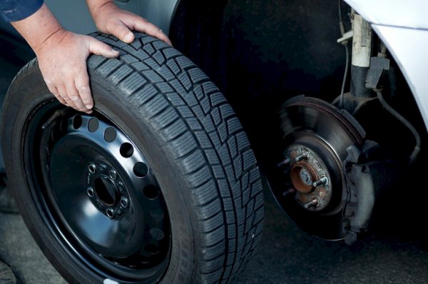 Второ, големите джанти, които се слагат често на нископрофилни гуми, имат още един сериозен проблем. Струва ни се, че колкото по-широка е гумата, толково по-добро е сцеплението с пътя и така се подобрява сцеплението. Само че, оптималната широчина на гумата се определя от характеристиките на двигателя, теглото на автомобили, неговото междуосие и страничното разстояние между колелата. В такъв случай прекалено широките гуми имат сериозни недостатъци. 

Основният от тях е опасността от аквапланинг, тъй като при широките колела автомобилът е по-нестабилен върху залят с вода път. При движение върху сняг или лед по-голямото петно на контакт с повърхността не позволява на гумата ефектимно сцепление, а това означава поднасяне, което е опасно. Към това може да се добави и повишен разход на гориво.
