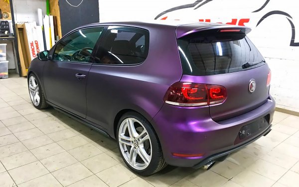 Предимства - бързо и евтино променя цвета на автомобила.

Недостатъци - евтиното фолио уврежда боята и лака.

Много дилъри, а също така и независими търговски центрова предлагат на клиентите си като опция специално полиуретаново фолио или декоративен винил за покриване на каросерията. Сред неговите предимства се посочват защина на лака и боята, но то има и недостатъци, особено ако не е качествено.

Пръво, основата на полиуретана може да предизвика реакция, след като влезе в контакт с боята. И постепенно фолиото започва да пада заедно с лака и боята. Това се случва, особено ако то остане дълго време върху каросерията. Неговите основни врагове са влагата и ниските температури, които стимулират износването на боята и предивизвикват появата на ръжда.
