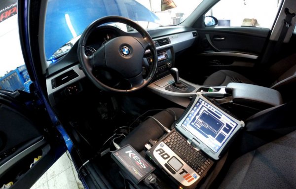 Предимства - повишава мощността и динамиката на автомобила.

Недостатъци - повишава натоварването на отделни детайли.

Лекото повишаване на мощнността на двигателя само с помощта на пренастройка на електронния брок за управление, без да се налагат промени в конструкция, се използва от много време. При наличието на софтуер и оборудване то сепредлага от много сервизи. Чип-тунингъг обаче може да донесе сериозни последствия за двигателя.
