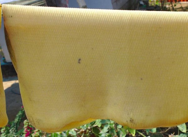 Каучукът се смесва с най-различни други материали, за да се подобрят качествата му. Силицият и полибутадиенът подсилват гумата и намалява нагряването й. Растителните масла правят сместа по-мека, за по-добро сцепление. Въглеродните сажди повишават устойчивостта на износване и между другото правят гумата черна - иначе щеше да е белезникаво бяла. 
