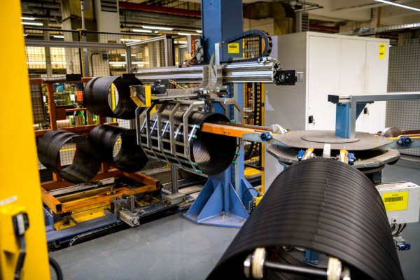 Втората стъпка е да се изработи матрицата за протектора. Използваните материали се шприцоват, докато се получи гумена лента. След охлаждане тя се разрязва точно по размер. 
Основният корпус се подсилва с нишки от високоякостна стомана или синтетични влакна като полиестер, найлон, арамид. 
