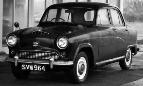 В началото на 50-те години Nissan се завръща към производството на леки автомобили. И те пак са британски &ndash; Austin. Първоначално седаните се доставят на части в Япония, където се сглобяват, но след това започва и производство на готовите компоненти. Дори в оригиналния дизайн на компактния Datsun серия 110/112/113, който започна да се произвежда през 1955 г., има британски технологичен отпечатък. Datsun 310 Bluebird също запазва много от чертите на Austin A50 Cambridge (на снимката), който се произвежда в Япония. 