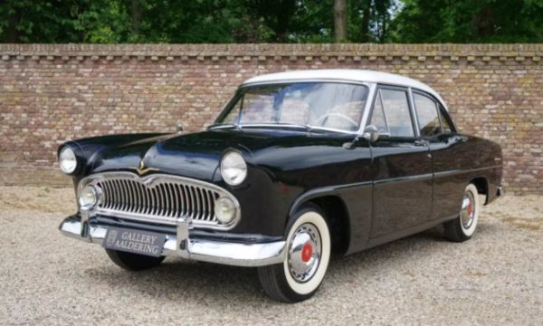 На външен вид колата прилича на френския седан Simca Vedette (на снимката), който също така е копиран и в Китай. Като цяло, и японският, и френският автомобил следват стила на американските коли от това време.