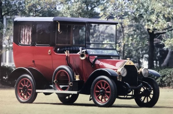 Корабостроителната компания Mitsubishi създава първия модел (на снимката) с индекс А през 1917 г. Той е вдъхновен от италианския FIAT Tipo 3. Японците правят луксозен модел за висши чиновници, но това се оказва лоша идея, тъй като или колата е прекалено скъпа, или чиновниците нямат пари. В крайна сметка на проекта е сложен край.