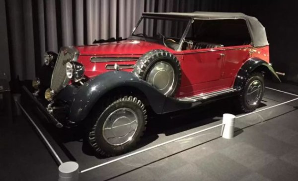 През 1937 г. компанията създава усъвършенстван Mitsubishi PX33 (на снимката), необичаен за онези години. Това е кабриолет с лека и удобна каросерия, който има задвижване на всички колела. Подобни машини в малки количества се произвеждат по това време само в САЩ, като в случая автомобилът е създаден за армията. Това е прародителят на превърналото се в легенда Pajero, който обаче не получава продължение.