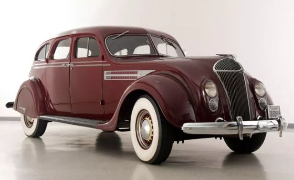 Toyota започва своя автомобилен бизнес през 1937 г. с голям седан, който на външен вид представлява опростено копие на американския Chrysler Airflow (на снимката). Тази сензационна американска кола е копирана и от Volvo, което е доста любопитно, тъй като стандартният модел така и не успя да постигне успех в Щатите. 