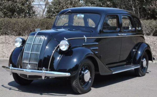 Двигателят на модела на Toyota, който получава името AA, е напълно оригинален &ndash; 6-цилиндров, 3,4-литров с мощност 62 к.с. Автомобилът (на снимката) обаче се появява в неподходящо време, тъй като всички производствени мощности са насочени към военната индустрия.