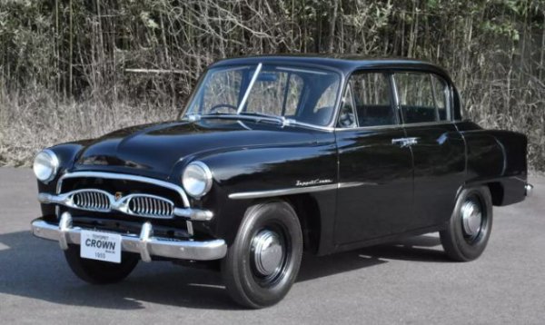 След Втората световна война &ndash; през 1955 г., се появява първото поколение на Toyota Crown (на снимката). Седанът с 1,5-литров двигател с мощност 60 к.с. прилича на френския клонинг на Ford, който носи името Vendome.