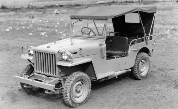 И двете коли се появяват през 1951 г., като именно Willys лежи в основата на тяхната конструкция и на дизайна им. Японските двигатели обаче са много по-мощни &ndash; 6-цилиндрови, като този на Nissan Patrol е с работен обаче 3,7 литра и развива 75 к.с., докато  Toyota Land Cruiser (на снимката) разчита на 3,4-литров с 85 к.с. Основните клиенти на първите SUV-модели са бяха военните.