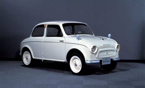 След Втората световна война населението на Япония е доста бедно и местните компании се ориентират към производството на малки и евтини коли с двуцилиндрови двигатели с въздушно охлаждане. С такива модели започват бизнеса си Mazda и Subaru. Като концепция тези автомобили със задно разположен двигател са близки до Volkswagen Beetle и многобройни подобни европейски коли.

През 1960 г. на пазара се появява Mitsubishi 500 (на снимката), който е малко по-голям и по-мощен от своите конкуренти. Двуцилиндровият мотор с обем 0,5 литра и въздушно охлаждане развива 25 к.с.