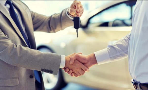 Разбира се, и то в много различни отношения. Първият и най-видим ефект е в поскъпването на новите автомобили. За да покриват все по-стегнатите норми, производителите разработват нови технологии, разноските за които, естествено, се прехвърлят върху клиентите. При масови модели, сменили поколенията през последните 12 месеца, разликата спрямо предишните генерации е понякога 2-3 хиляди евро. 
Вторият ефект е, че много по-интригуващи модели ще изчезнат, или вече изчезнаха. Peugeot едва ли ще направи ново GТi. Осем- и дванайсетцилиндровите мотори почти ще изчезнат от гамите на премиум производителите. Като цяло каталозите на фирмите ще станат по-кратки и по-еднообразни. 
