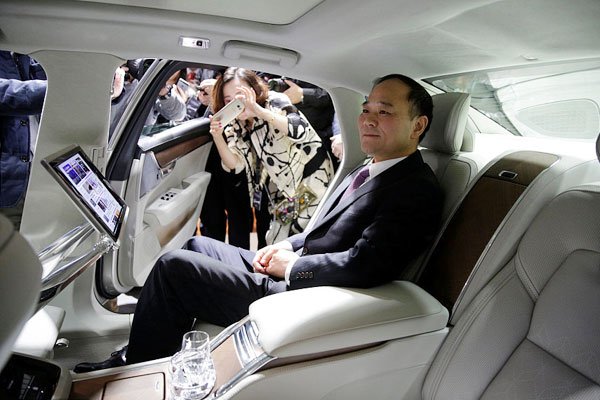 По това може да се спори безкрайно. Нуждата да се намалят парниковите емисии е ясна, а и стремежът на Европа да е световен лидер в този процес заслужава похвала. В същото време никой друг не е готов на такива драконовски мерки, освен може би Китай. Но за Китай намаляването на автомобилите с вътрешно горене означава намаляваща зависимост от европейските (най-вече) и американски производители, и по-добри шансове за местните компании, които са сред пионерите на електрическото задвижване. За Европа е точно обратното: все по-строгите мерки застрашават индустрия, която е гръбнакът на двете най-големи икономики в общността, германската и френската. Шефът на PSA Тавареш в прав текст обвини Брюксел, че действа като "троянски кон" за китайците и ще им позволи да превземат отвътре големите европейски компании. Daimler, в който китайски компании са на път да овладеят до 20% от капитала, е достатъчно тревожен пример. 
