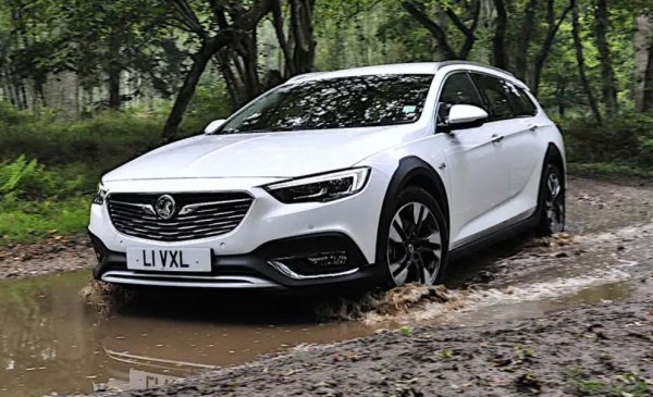 Второто поколение Country Tourer е производно на съвременния Sports Tourer , което Vauxhall нарича комби версията на хечбека Insignia.
Каросерията на двата автомобила е идентична, но докато Sports Tourer е с размери 4908 мм , Country Tourer е малко по-дълъг - 5004 мм.
