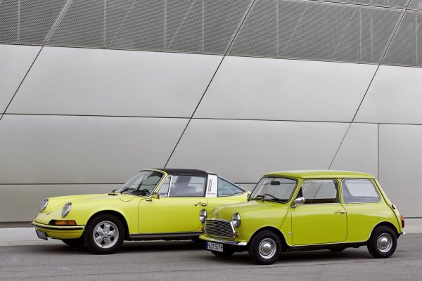 MINI поздрави Porsche за рождения му ден
